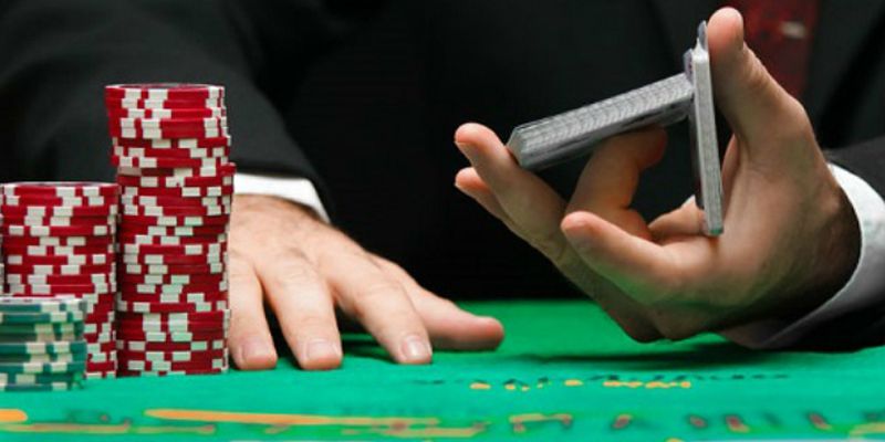 Cách chia bài blackjack bịp giúp bạn luôn thắng khi làm cái